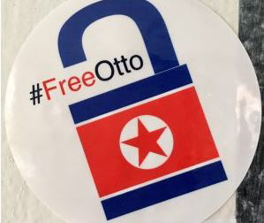 지난 20일 버지니아 졸업시장에서 북한에 억류된 오토 웜비어의 친구들이 배포한 스티커. 열린 자물쇠와 ‘오토 석방(FreeOtto)’이라는 글귀가 적혀 있다.    워싱턴포스트 홈페이지 캡처