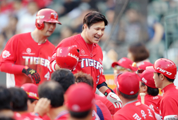 KIA 김선빈이 24일 대전 한화전에서 결승 홈런을 친 뒤 활짝 웃으며 더그아웃에서 동료들의 축하를 받고 있다. KIA 타이거즈 제공