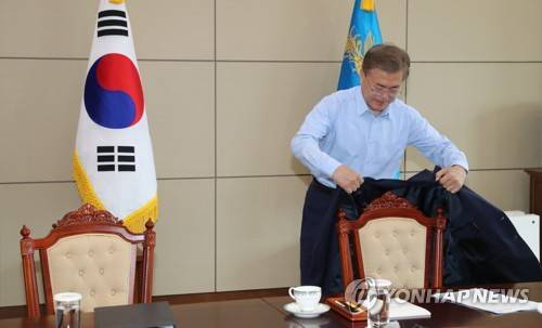 (서울=연합뉴스) 백승렬 기자 = 문재인 대통령이 25일 청와대 여민관 소회의실에서 열린 수석보좌관회의에서 상의를 벗어 의자에 걸고 있다. srbaek@yna.co.kr