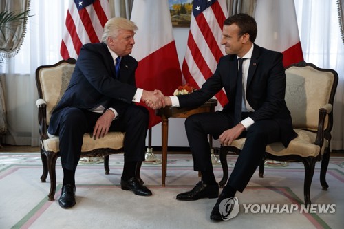 (브뤼셀 AP=연합뉴스) 브뤼셀 미국 대사관에서 첫 만남 가진 트럼프 미국 대통령과 마크롱 프랑스 대통령