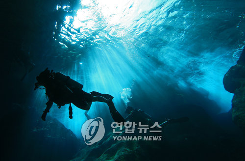 (제주=연합뉴스) 박지호 기자 = 동굴 다이빙을 즐기는 스쿠버다이버. 2017.5.26 [연합뉴스 자료사진]