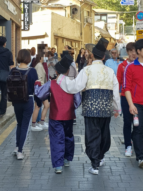 지난 7일 서울 경복궁 근처를 '대여 한복' 차림으로 거닐고 있는 사람들. /권순완 기자
