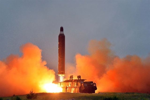 북한 관영언론이 공개한 신형 미사일 발사 장면.