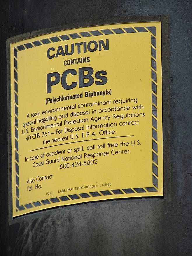 폴리염화비페닐은 변압기나 플라스틱 가소제 등에 많이 쓰였다. 미국 정부의 PCB 함유 물질 경고문.  위키미디어코먼즈 제공