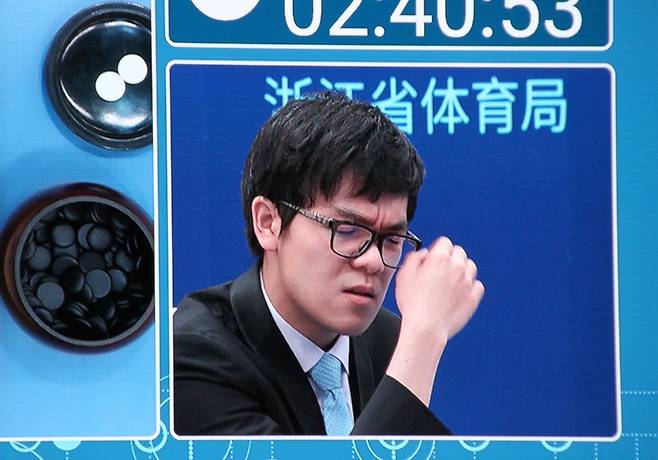 세계 최강의 바둑기사 커제 9단이 23일 중국 저장성 자싱시 우전에서 구글의 인공지능(AI) 바둑 프로그램 알파고와 대결을 펼치고 있다.  구글제공
