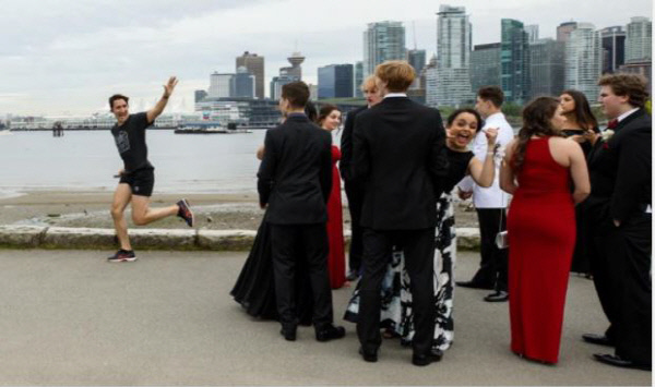 저스틴 트뤼도 캐나다 총리(왼쪽)가 지난주 밴쿠버 해안가를 달리다가 때마침 졸업 댄스파티 참석차 정장을 한 고등학생들과 ‘우연히’ 마주치자 손을 흔들고 있다.       가디언 캡처