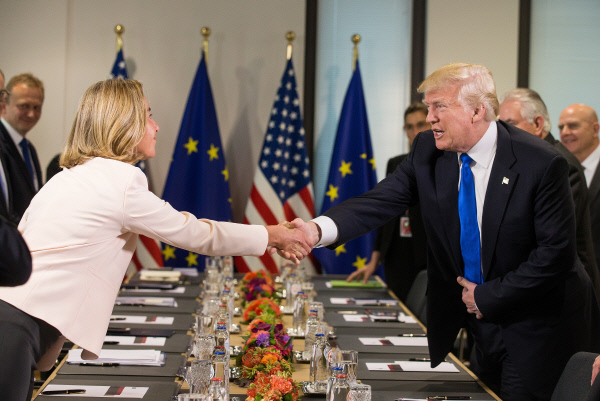 취임후 첫 해외순방에 나선 도널드 트럼프 미국 대통령이 25일 벨기에 브뤼셀의 유럽협의회에서 유럽 지도자들과 회담을 하기에 앞서 페데리카 모게리니 유럽연합 외교정책 고위대표와 악수하고 있다.  브뤼셀|EPA연합뉴스
