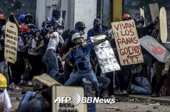 베네수엘라 반정부 시위대가 27일(현지시간) 수도 카라카스의 '프란시스코 파하르도' 도로에서 시위를 벌이고 있다./AFPBBNews=뉴스1