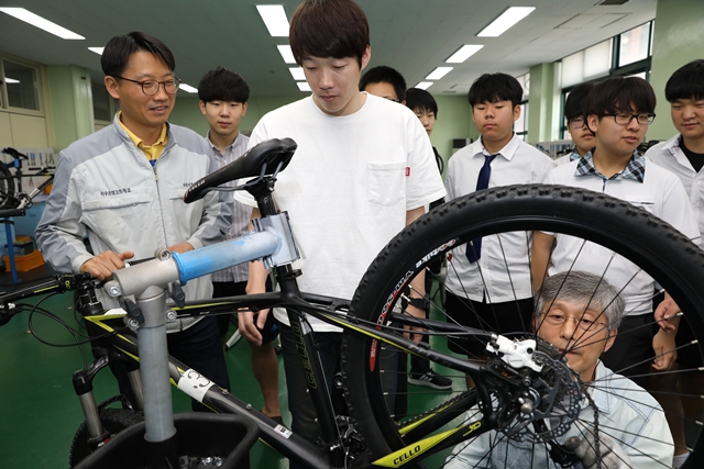 서울 성수공업고등학교의 학교협동조합 ‘바이크쿱’에서 교사와 학생들이 자전거 정비 실습을 하고 있다. 6월 개소식을 앞둔 바이크쿱은 자전거 이용자를 대상으로 한 정비 교실, 학생들의 안전한 현장실습 등의 프로그램을 진행할 예정이다. 류우종 기자