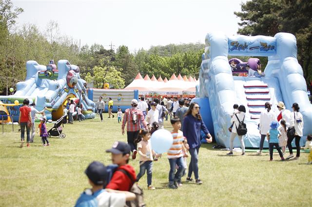 어린이날을 맞아 서울 강동구 두산연강원에 마련된 다양한 놀이공간에서 두산 임직원 가족들이 즐거운 시간을 보내고 있다.두산 제공