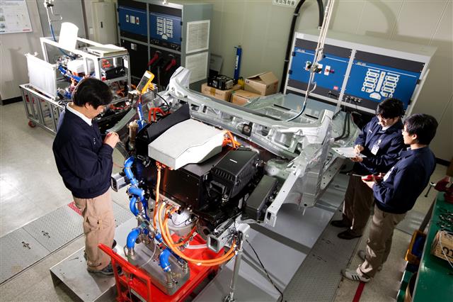 현대차 연구원들이 경기 용인시 기흥구 마북동 환경기술연구소에서 수소전기차 개발을 위한 실험을 하고 있다.현대차 제공
