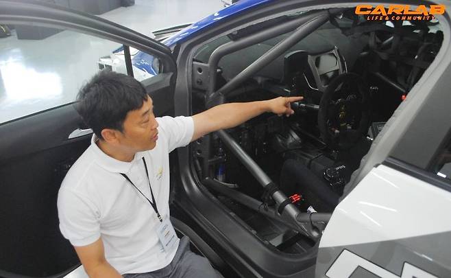 쉐보레 레이싱팀 이재우 감독이 크루즈 레이싱카를 설명하고 있다