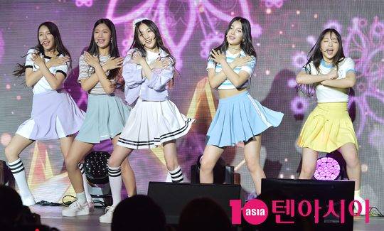 걸그룹 엘리스(ELRIS 소희, 가린, 유경, 벨라, 혜성)가 1일 오전 서울 강남구 삼성동 섬유센타 이벤트홀에서 열린 첫 미니앨범 ‘WE, first’데뷔 쇼케이스에 참석하고 있다. / 사진=조준원 기자 wizard333@