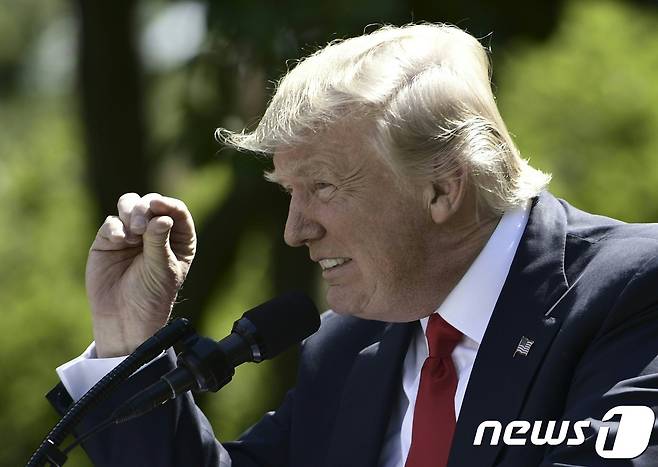 도널드 트럼프 미국 대통령은 1일(현지시간) 워싱턴 백악관 로즈가든에서 미국은 파리 기후변화 협정을 탈퇴할 것이라고 선언하고 있다.  © AFP=뉴스1 © News1 우동명 기자