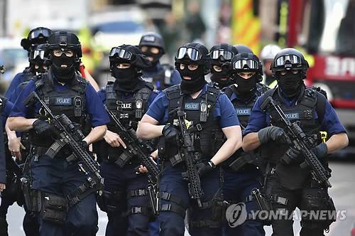 (런던 AP=연합뉴스) 전날 밤 테러가 발생한 영국 런던 도심 런던 브리지와 버러 마켓 인근 성 토마스 가에서 4일(현지시간) 무장 경찰이 삼엄한 경계를 펼치고 있다. 이번 런던 테러로 7명이 숨지고 50여 명이 다친 가운데 극단주의 무장단체 이슬람국가(IS)는 이날 공식 선전 매체인 아마크 통신을 통해 IS의 '비밀부대'가 이번 테러를 수행했다고 주장했다. IS는 이와 함께 피 묻은 칼을 든 남성 뒤로 불타는 런던 다리와 흰색 승합차가 그려진 포스터를 공개했다. lkm@yna.co.kr