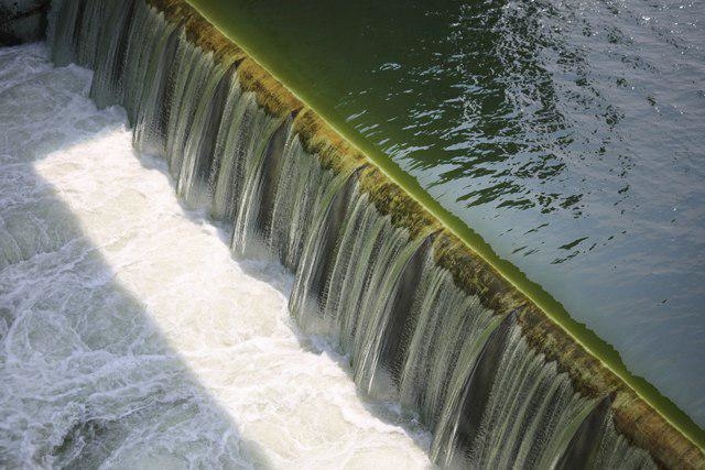 ▲ 지난 1일 정부가 창녕함안보 수문을 개방하자 녹색으로 오염된 물이 흘러내리고 있다. ⓒ프레시안(최형락)