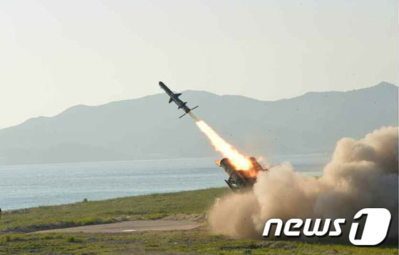 김정은 북한 노동당 위원장이 국방과학원에서 새로 개발한 신형 지대함 순항미사일 시험발사를 참관했다고 노동신문이 9일 보도했다. 9/뉴스1 © News1 임세영 기자