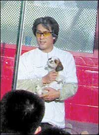 유리집에서 개를 키우는 김한석.