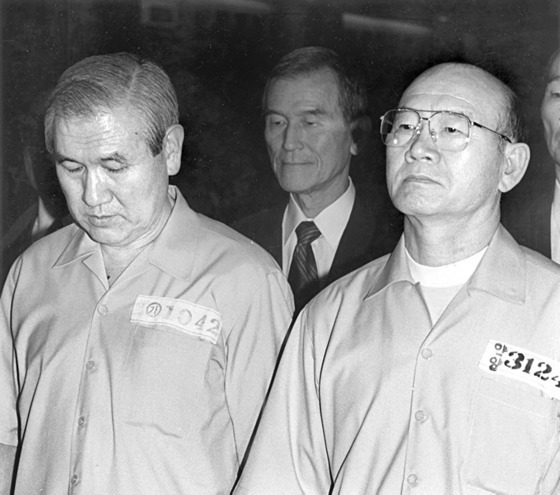1996년 8월 12·12 및 5·18사건 선고공판 당시 법정에 선 전두환 전 대통령(오른쪽). 전 전 대통령은 이 재판에서 내란목적 살인 등의 혐의가 인정돼 무기징역을 선고받았다. 중앙포토