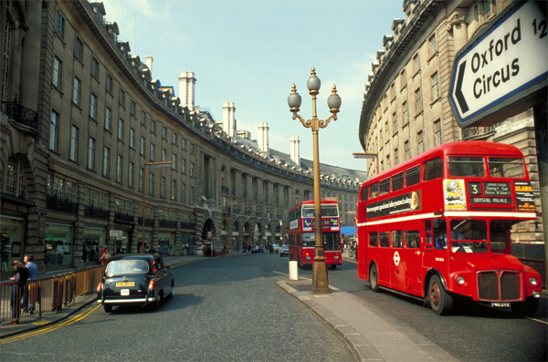 런던의 옥스퍼드 스트리트. 붉은색 2층 버스가 인상적이다.