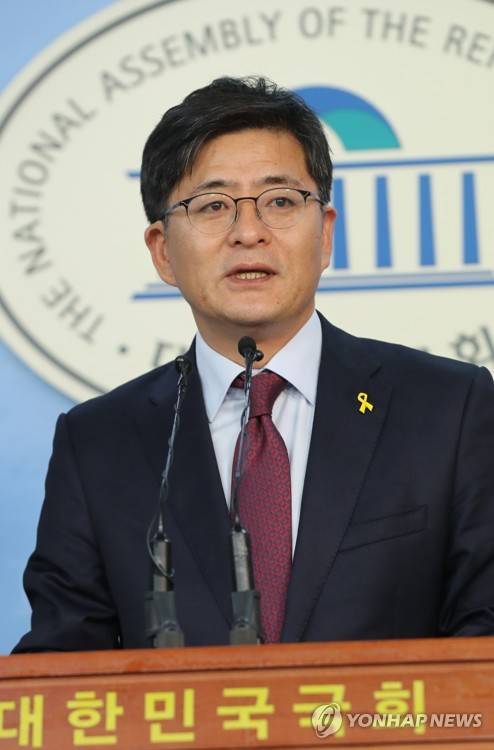 (서울=연합뉴스) 안정원 기자 = 박원석 전 정의당 의원이 14일 오전 국회 정론관에서 당대표 출마선언을 하고 있다. 2017.6.14 jeong@yna.co.kr
