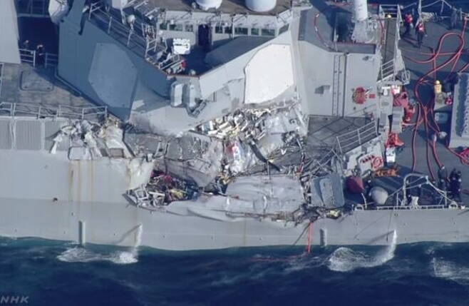 17일 새벽 일본 해상에서 미 해군 요코스카 기지 소속 이지스 구축함 피츠제럴드호와 필리핀 선적 컨테이너선이 충돌했다. (NHK 갈무리)