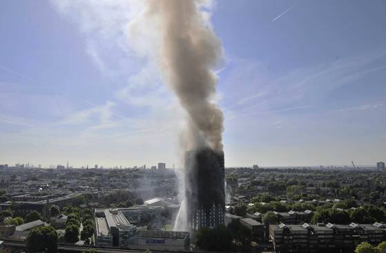 지난 14일(현지시간) 영국 런던 서부 켄싱턴 24층 임대아파트에서 발생한 화재. [AP=연합뉴스]