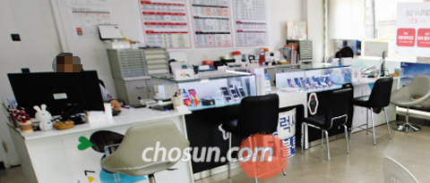 지난 16일 고객 발길이 끊어진 서울 대학로의 한 휴대폰 판매점. 휴대폰판매점 단체인 전국이동통신유통협회는 최근 성명을 내고 "통신비를 인하하면 통신 3사가 판매점에 주는 판매장려금이 줄어 판매점 1만 2000여곳이 문을 닫을 것"이라고 주장했다. /성형주 기자