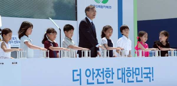 어린이들과 함께 ‘정지 버튼’ 문재인 대통령이 19일 부산 기장군 한국수력원자력 고리원자력본부에서 열린 ‘고리 1호기 영구정지 선포식’에서 지역 어린이들과 함께 영구정지 버튼을 누르고 있다.  청와대사진기자단