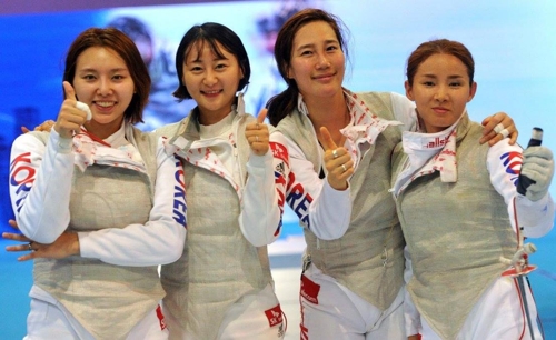 한국 여자 펜싱 플뢰레 대표팀 선수들이 19일  홍콩 아시아 월드 엑스포에서 열린 2017 아시아선수권 단체전에서 우승을 차지한 뒤 포즈를 취하고 있다. 오른쪽부터 남현희, 전희숙, 김미나, 홍서인. [대한펜싱협회=연합뉴스]