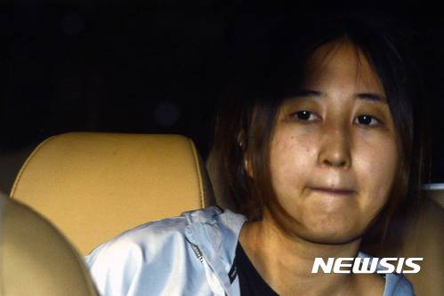 【서울=뉴시스】박주성 기자 = 박근혜 전 대통령의 '비선 실세' 최순실 씨의 딸 정유라가 두 번째 구속영장 청구도 기각되어 20일 오후 서울 서초구 서울중앙지방검찰청을 나서고 있다. 2017.06.20. park7691@newsis.com