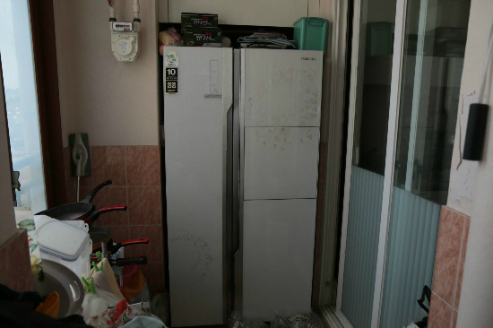 갓난아이 사체 2구를 수년 동안 냉장고 냉동실에 유기한 여성이 구속됐다. 사진은 여성이 사체를 유기한 냉장고. (사진=부산경찰청 제공)