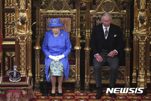 【런던=AP/뉴시스】 21일 영국의 엘리자베스 2세 여왕이 왕세자인 찰스 왕자와 나란히 앉아 연례 의회 개원의 국정연설인 여왕 연설을 낭독할 준비를 하고 있다. 부군 필립공은 이날 입원했다. 이 행사는 상원에서 하원의원들을 초청해 거행된다. 2017. 6. 21.