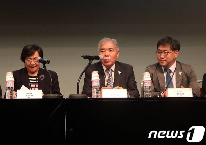 양무승 한국여행업협회장(가운데)이  23일 인천 연수구 송도컨벤시아에서 열린 '제32차 한·대만 관광교류회의'에서 발안하고 있다. © News1