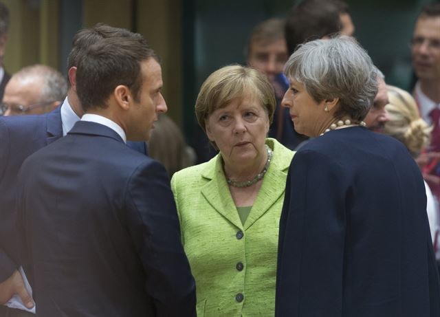 테리사 메이(오른쪽부터) 영국 총리, 앙겔라 메르켈 독일 총리, 에마뉘엘 마크롱 프랑스 대통령이 22일 벨기에 브뤼셀에서 열린 유럽연합(EU) 정상회의에 앞서 대화를 나누고 있다. 브뤼셀=EPA 연합뉴스