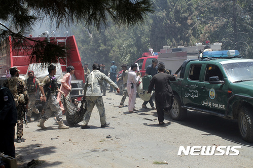 【라슈카르가=AP/뉴시스】 아프가니스탄 남서부 헬만드주에서 6월22일 발생한 자살폭탄 차량 테러로 최소 30명이 사망했다.  2017.06.23