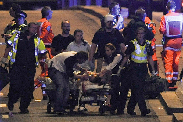 ⓒAFP PHOTO 6월3일 영국 런던에서 차량 테러가 발생했다(위). 왼쪽부터 테러범 쿠람 버트, 라치드 레두안, 유세프 자그바(오른쪽).