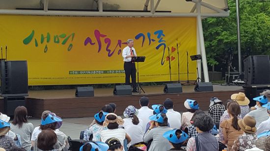 대구기독교총연합회가 24일 2·28기념중앙공원에서 개최한 '퀴어축제 반대 집회'에서 김종원 목사가 동성애의 문제에 대해 설교하고 있다.