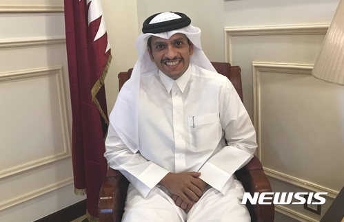【도하(카타르)=AP/뉴시스】세이크 모하메드 빈 압둘라만 알-타니 카타르 외무장관이 지난 8일 도하에서 AP 통신과 인터뷰를 하고 있다. 알-타니 장관은 24일 사우디아라비아 등 아랍 4개국이 지난 22일 카타르에 대한 제재 해제 조건으로 제시한 13개 요구 사항들은 "합리적이지도 않고 실행도 불가능하다"며 이에 대한 거부를 분명히 했다. 2017.6.24
