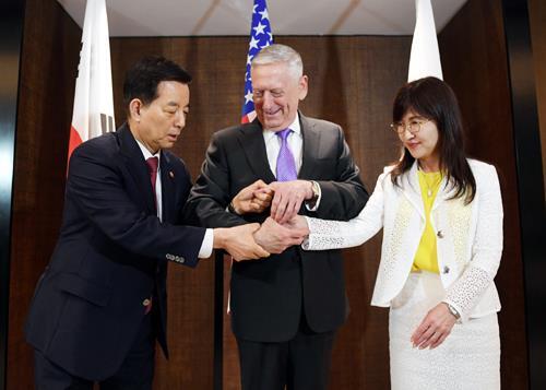 지난 3일 싱가포르에서 열린 한·미·일 국방장관 회담에 참석한 이나다 도모미(오른쪽) 일본 방위상. EPA 연합뉴스