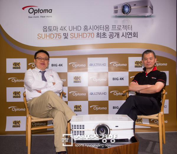 제품 시연을 위하 방문한 옴토마 앤디 왕 이사(오른쪽)과 일라이 장 이사. 이선명 기자 57km@kyunghyang.com