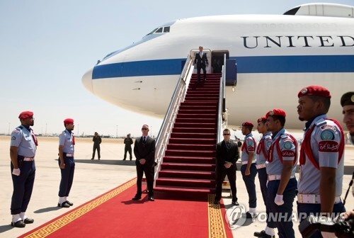 애슈턴 카터 미국 국방장관이 2015년 7월 22일  E4-B 군용기를 타고사우디아라비아 제다의 압둘아지즈왕 국제공항에 도착하는 모습. [AFP=연합뉴스 자료사진]
