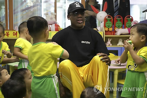 (평양 AP=연합뉴스) 15일 평양의 한 보육원에서 아이들이 북한 방문 중 이 보육원을 찾은 미국프로농구(NBA) 스타 출신 데니스 로드먼을 신기한 듯이 바라보고 있다.