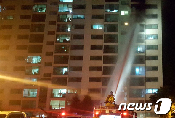 지난 24일 오후 10시30분쯤 밀양시 한 아파트 10층에서 불이나 주민 50여 명이 대피하고 20여분 만에 진화 됐다(밀양소방서 제공) © News1 이철우 기자