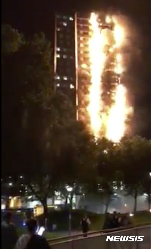 영국 런던 고층 아파트에서 지난 14일(현지시간) 화재가 발생해 건물 전체가 화염에 휩싸여 있다. <런던=AP/뉴시스>