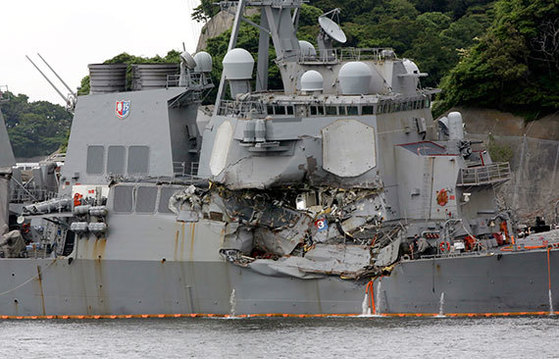 지난 18일 충돌 사고 후 일본 요코스카 미 해군 기지에 정박하고 있는 피츠제럴드함. [AP=연합뉴스]