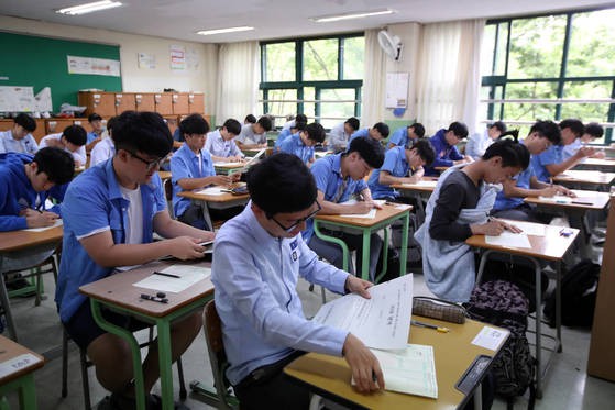2018학년도 수능 6월 모의평가가 열린 1일 오전 서울 종로구 경복고등학교에서 학생들이 시험을 준비하고 있다. [연합뉴스]