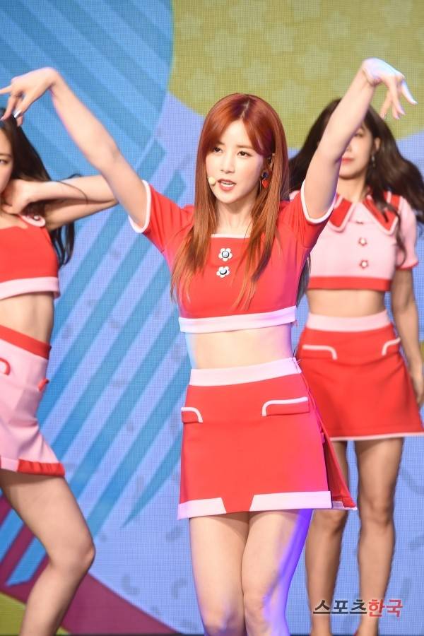 여섯 번째 미니앨범 'Pink UP(핑크 업)' 쇼케이스 무대에 선 에이핑크 박초롱. 사진=장동규 기자 jk31@hankooki.com