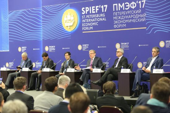 윤종록 정보통신산업진흥원장(왼쪽 세번째)은 이달초 러시아에서 렬린 국제경제포럼에 참석, 디지털 경제를 주제로 강연했다.