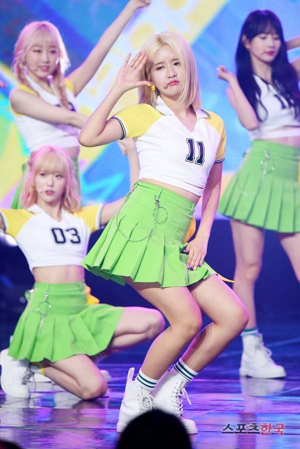 '쇼! 챔피언' 무대에 오르고 있는 우주소녀 엑시. 사진=이규연 기자 fit@hankooki.com